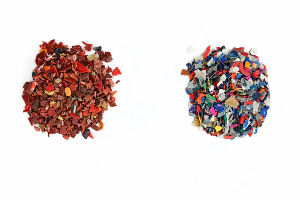 Paillettes de plastique recyclé triées par couleur